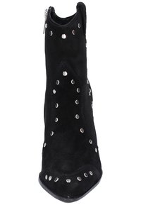 Botte de cheville en suède noir avec un orteil pointu, ornée de clous en argent et fermée par une fermeture éclair sur le côté. Présente une texture lisse et un design épuré.