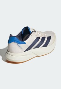 Chaussure de course Adidas blanche et bleue avec des bandes noires, une semelle amortie et une étiquette "Duramo Speed 2" sur le côté du talon.