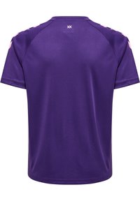 Lilla trænings T-shirt med korte ærmer, glat tekstur og kontrasterende lyserøde detaljer på skuldrene, med en rund halsudskæring.