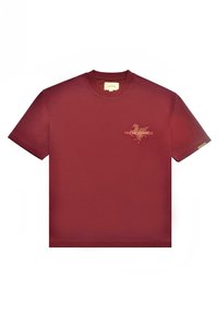 Bordeaux lyhythihainen T-paita pyöreällä kaula-aukolla, jossa pieni oranssi graafinen kuva ja "PAS DE MONACO" -teksti vasemmassa rinnassa.