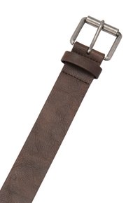 Brūns ādas josta ar teksturētu virsmu, aprīkota ar sudraba metāla sprādzi un turētāju. Taisna forma un vienmērīga platums visā garumā.