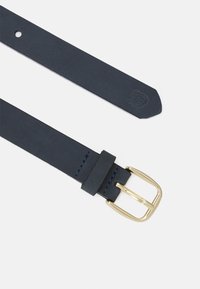 Cinturón de cuero azul marino con hebilla de metal dorado. Presenta una textura suave, un ligero detalle de costura y una punta afilada.