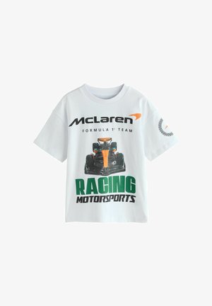 Hvid T-shirt med McLaren Formula 1 Team-logo, forsidebillede af en F1-bil og grøn tekst "Racing Motorsports".