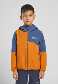 Giacca per bambini arancione e blu, con chiusura a zip, cappuccio e due tasche laterali. Realizzata in tessuto resistente e liscio.