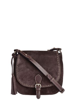 Sac en daim marron foncé en bandoulière avec une sangle en cuir réglable, fermeture à boucle à l'avant, couture décorative et détail de frange sur le côté.