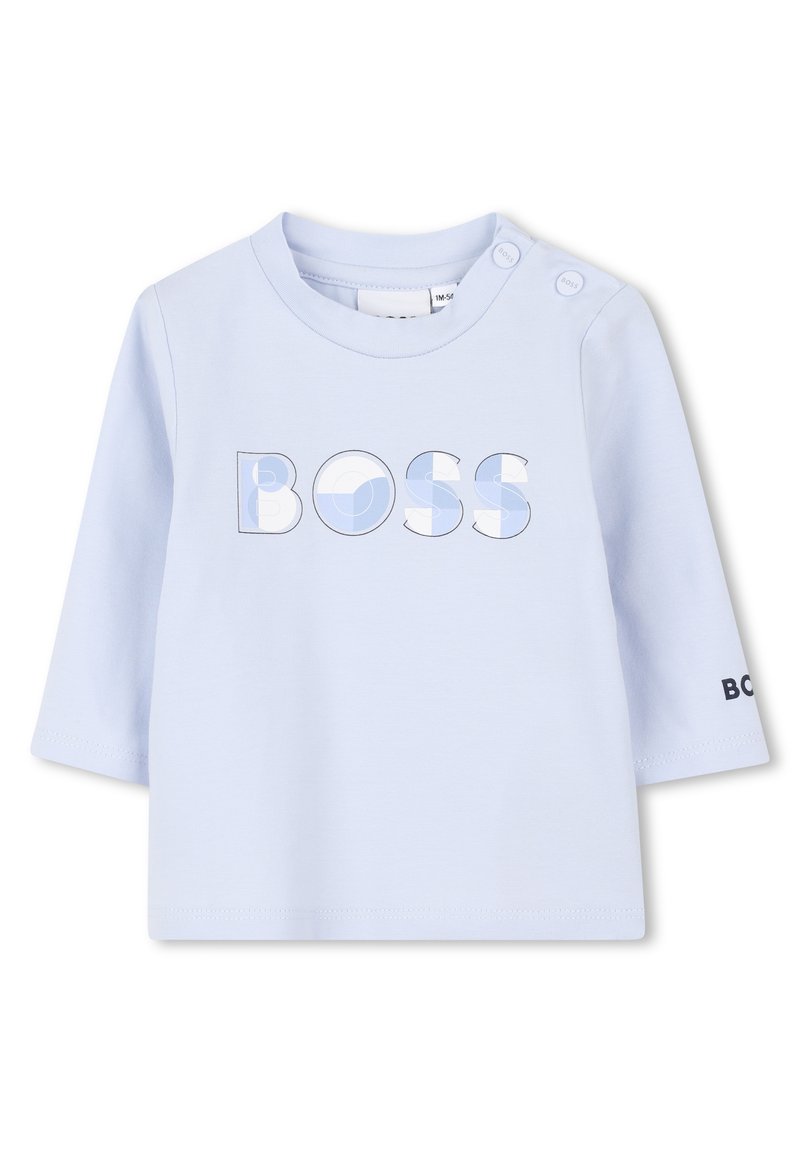 Jasnoniebieska koszula z długim rękawem z grafiką "BOSS" w różnych odcieniach. Posiada napy na ramionach oraz akcent logo na rękawie. Wykonana z bawełny.