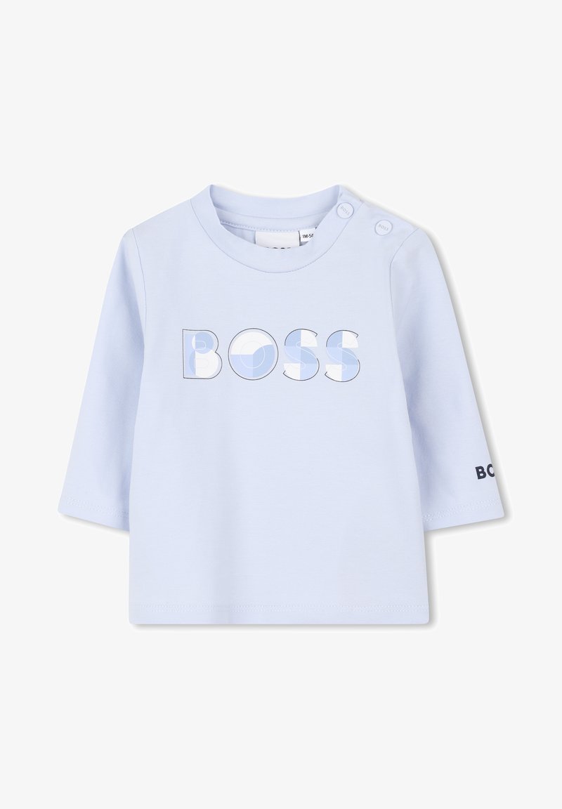 Jasnoniebieska koszula z długim rękawem z grafiką "BOSS" w różnych odcieniach. Posiada napy na ramionach oraz akcent logo na rękawie. Wykonana z bawełny.