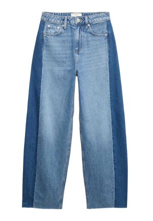 Wijde jeans met lichtblauwe voorkanten en donkerblauwe zijpanelen, voorzien van een knoopsluiting en een ontwerp met vijf zakken.