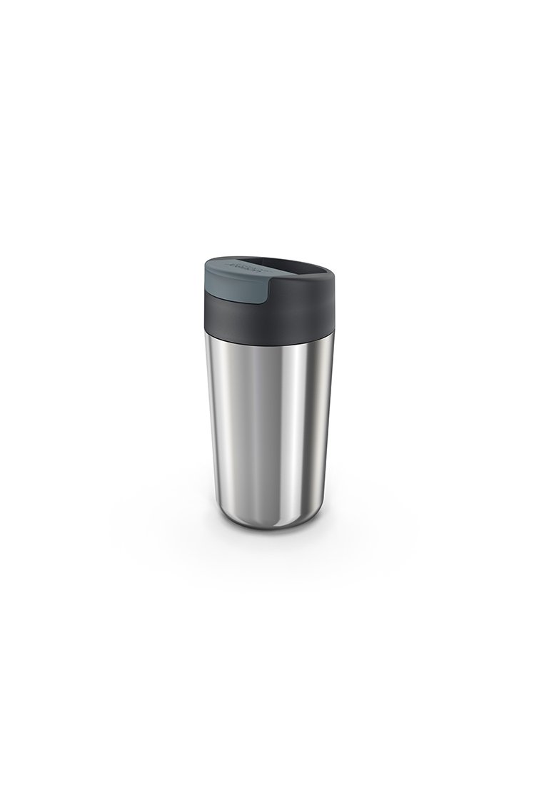 Edelstahl-Reisemug mit schwarzem und grauem sicheren Deckel, der für heiße Getränke konzipiert ist, auf weißem Hintergrund gezeigt.