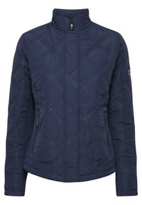 Geacă matlasată bleu marin cu guler înalt, având cusături diagonale, buzunare laterale cu fermoar și un accent cu marcă pe mânecă.
