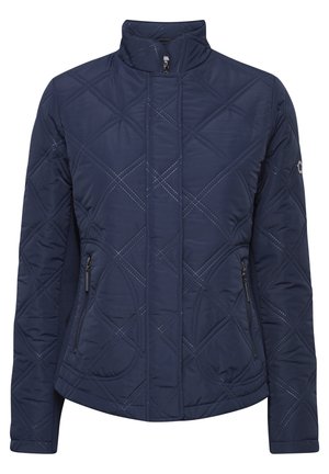 Veste matelassée bleu marine avec un col haut, présentant des coutures diagonales, des poches latérales zippées, et un accent de marque sur la manche.