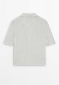 Biały, krótkawęzowy sweterkowy polo z fakturowanym ażurowym wzorem i klasycznym kołnierzykiem, prezentowany na płasko od tyłu.