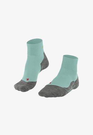 Kurze Socken in Mintgrün mit grauen Fuß- und Zehenbereichen, ausgestattet mit gerippten Abschlüssen und einem roten "R"-Logo. Glatte Textur.