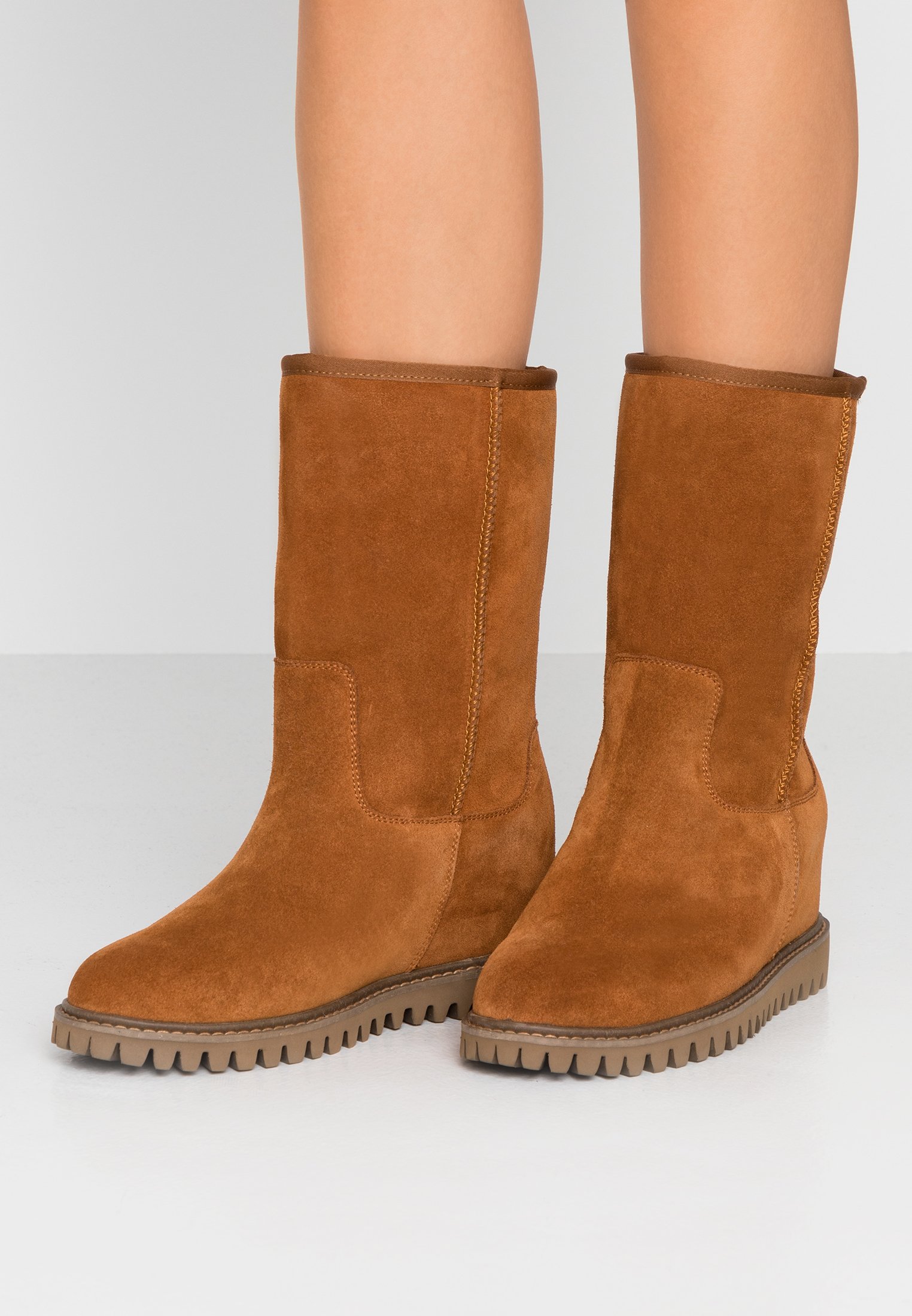 Shoe The Bear FARA Stövlar med kilklack brown Zalando.se Shoe The Bear EMMY SLOUCHY Stövlar med kilklack brown