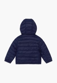 Mörkblå vadderad jacka med huva, med horisontellt quiltade linjer, elastiska ärmslut och en åtdragen nederkant för en säker passform.