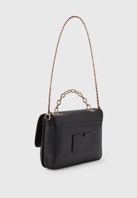 Borsa a tracolla nera in ecopelle con forma strutturata, dettagli in catena dorata e manico, una tasca frontale e chiusura a pattina.
