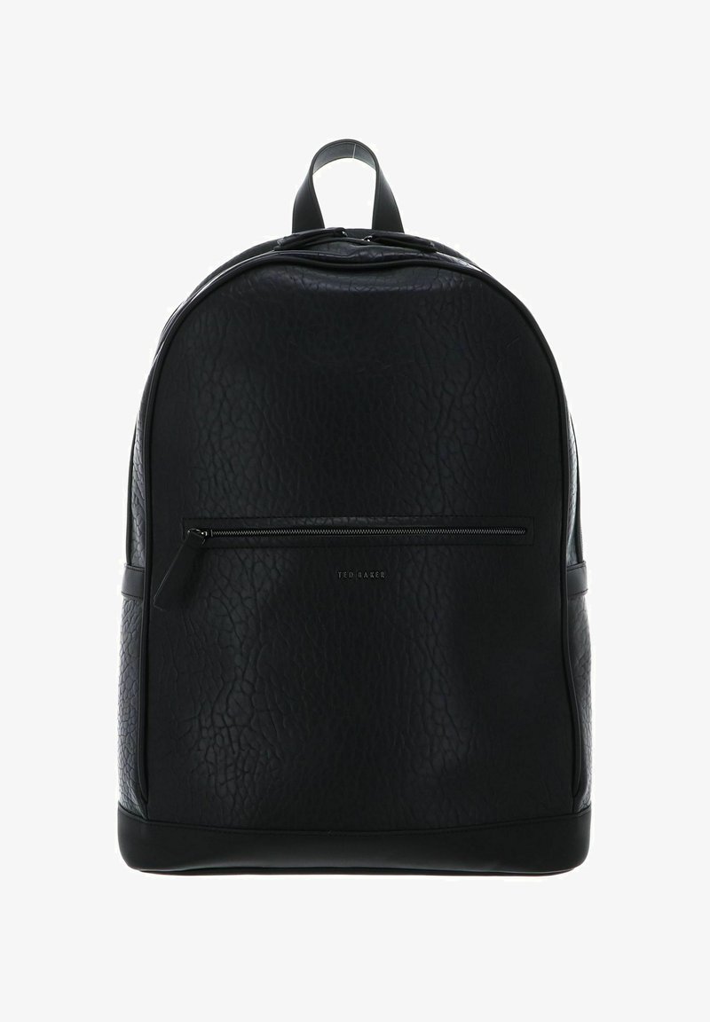 Sac à dos en cuir noir avec une finition texturée, forme arrondie, poche avant zippée et poignée supérieure. Présente un logo sur le panneau inférieur avant.