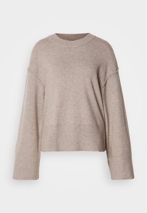 Lys brun, oversized genser laget av myk strikket stoff, med rund hals og vide ermer med ribbestrikkede detaljer i nederkant og ved mansjettene.