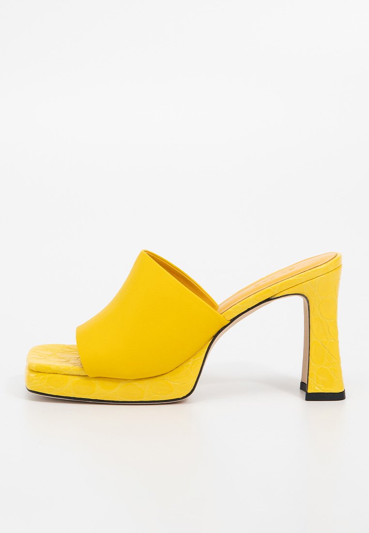 BY FAR Muiltjes met hak geel BY FAR Muiltjes met hak geel