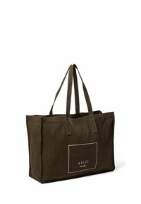Dunkelgrüner Canvas-Shopper mit zwei langen Griffen, rechteckiger Form, mit einem weißen Logo an der Seite und dekorativen Nähten.