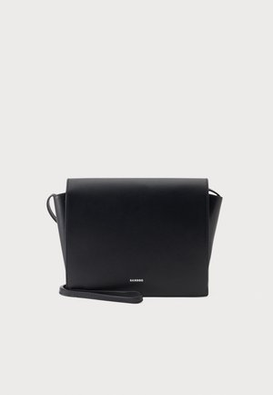Sac bandoulière rectangulaire en cuir noir avec fermeture à rabat et logo "SANDRO" en petites lettres blanches au centre avant.