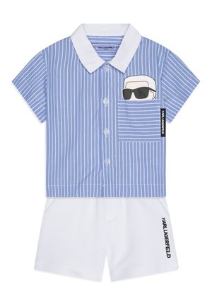 Camicia a maniche corte a righe blu con colletto bianco e tasca con una grafica, abbinata a pantaloni corti bianchi con stampa del logo.