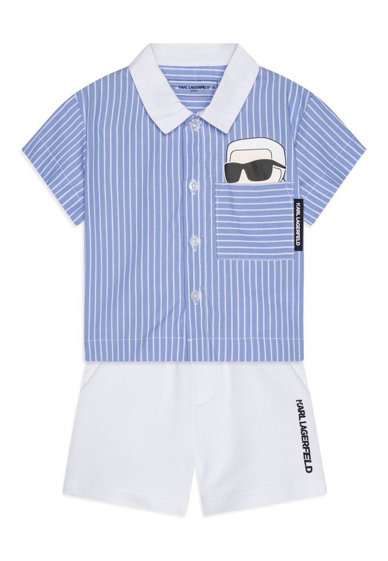 Blauw gestreept overhemd met korte mouwen, witte kraag en zak met een grafisch ontwerp, gecombineerd met witte shorts en een logo print.