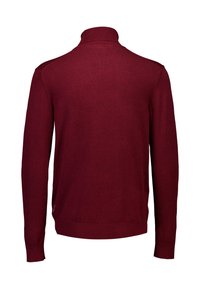 Vinröd tröja med hög krage, långa ärmar och ribbade muddar och nederkant. Tillverkad av ett mjukt, texturerat tyg med en slät yta.