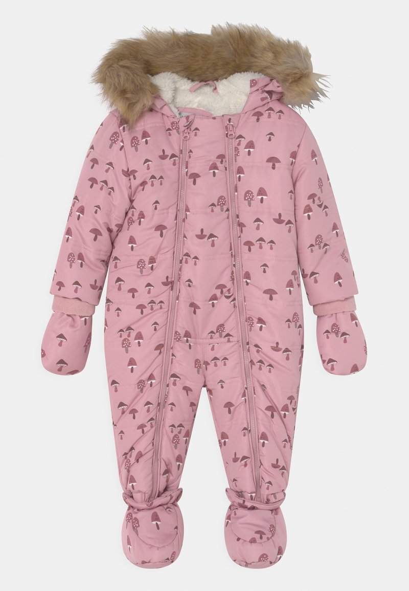Combinaison d'hiver matelassée rose pour bébé avec imprimé champignons, bordure en fausse fourrure sur la capuche, moufles et bottines attachées pour une couverture hivernale intégrale.