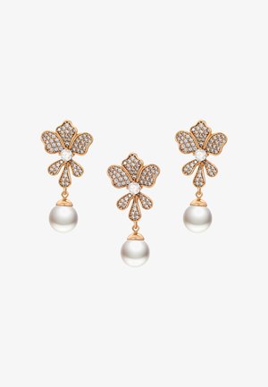 Aranyszínű fülbevalók virágmintával, tiszta kristályokkal díszítve, minden virág alján egy fehér gyöngy cseppel.