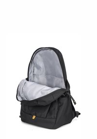 Zaino in tessuto nero con parte superiore arrotondata, chiusura con zip e interno grigio chiaro. Presenta un piccolo accento dorato vicino al fondo.