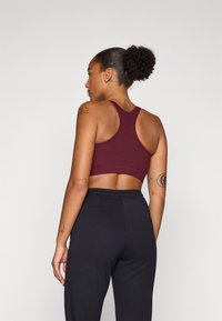 Champion SOFT TOUCH BRA LIGHT SUPPORT WITH LARGE LOGO - Brassières de sport à maintien léger - bordeaux
