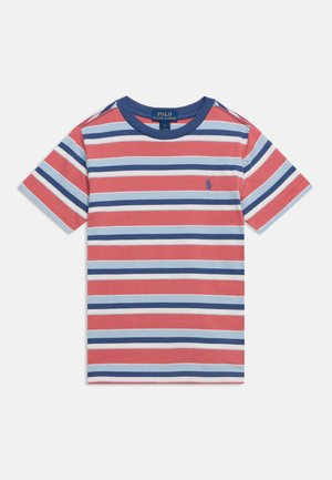 Παιδικό T-shirt με κοντά μανίκια, οριζόντιες ρίγες σε κοραλί, ναυτικό μπλε και λευκό, ναυτικό γιακά και μικρό κεντημένο λογότυπο στο αριστερό στήθος.