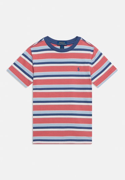 Παιδικό T-shirt με κοντά μανίκια, οριζόντιες ρίγες σε κοραλί, ναυτικό μπλε και λευκό, ναυτικό γιακά και μικρό κεντημένο λογότυπο στο αριστερό στήθος.