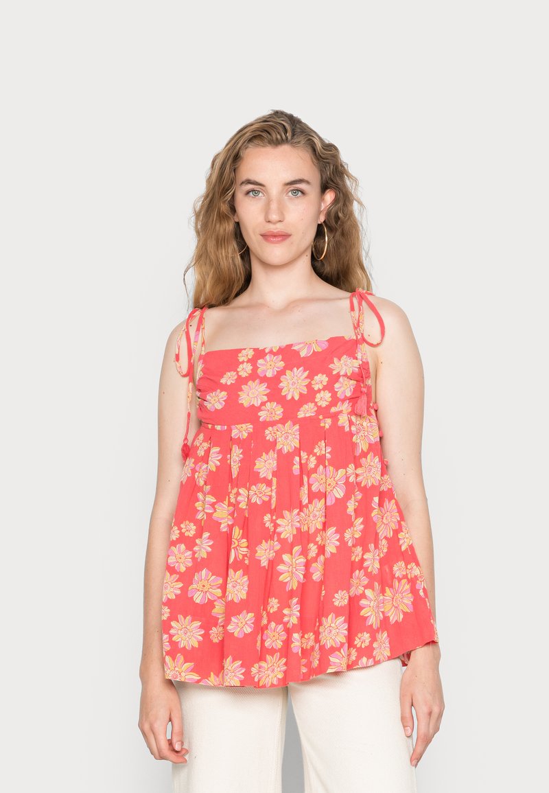 Top floral vermelho com alças finas ajustáveis, apresentando um design em camadas e um tecido suave e leve com padrões de flores amarelas e rosas.