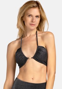 Czarny bikini top na halter z marszczeniami i centralnym akcentem w złotym odcieniu. Miękki, teksturowany materiał o połyskującym wykończeniu.