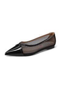 Ballerine in vernice nera con punta affusolata e parte superiore in rete, che presentano un design aperto con una silhouette elegante e hardware minimale.
