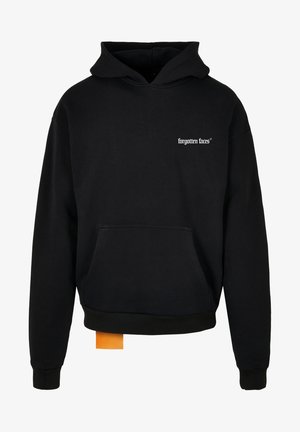 Sort hættetrøje lavet af bomuld, med en frontlomme, ribbede manchetter og et orange mærke nederst med "forgotten faces" logo.