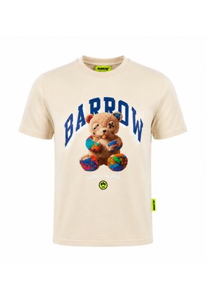 Maglietta beige con un orsacchiotto colorato che tiene dei pennelli, testo blu "BARROW" sopra e testo "Leader of the Bears" sotto.