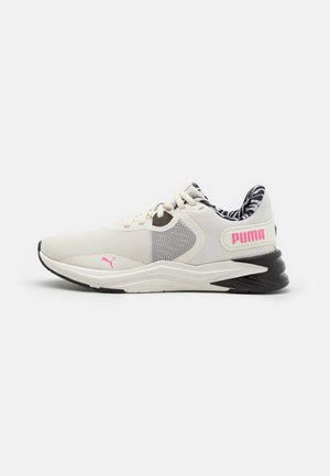 Scarpa sportiva Puma bianca e nera con logo rosa, tomaia in mesh, lacci e fodera interna con motivo a zebra vista di profilo laterale.