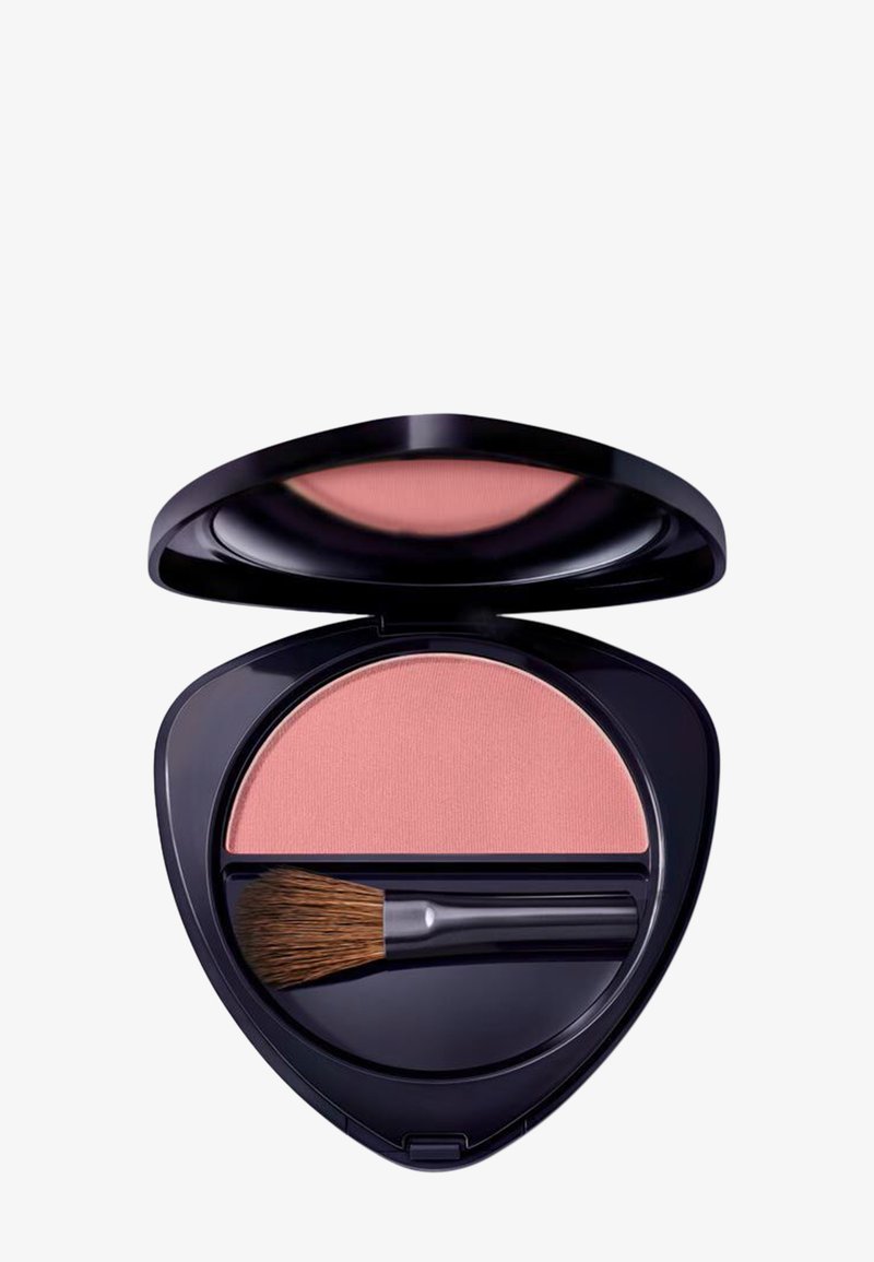 Petit boîtier noir triangulaire pour blush, ouvert pour montrer une poudre rose et un petit pinceau à maquillage biseauté à l'intérieur.