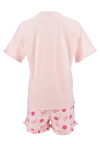 Top de manga corta rosa claro con textura suave, combinado con pantalones cortos rosa a juego que tienen un lazo, un patrón de lunares y un dobladillo con volantes.