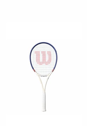 Tennisschläger mit weißem Griff, blauem Rahmen und rotem "W"-Logo auf den Saiten, isoliert auf weißem Hintergrund.