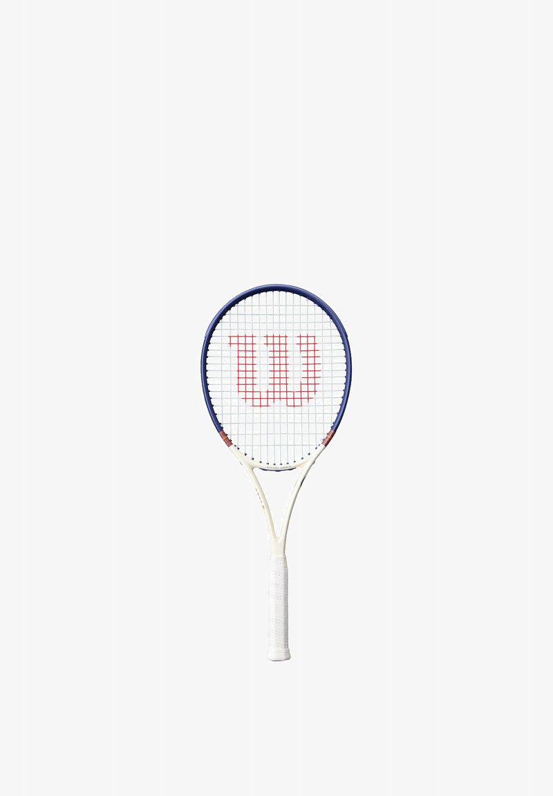 Raquette de tennis avec grip blanc, cadre bleu et logo rouge "W" sur les cordes, isolée sur fond blanc.