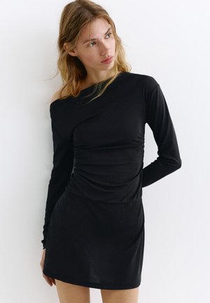 PULL&BEAR SHORT ASYMMETRIC  - Robe en jersey - black