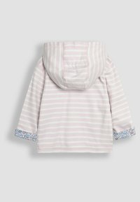 Sudadera a rayas rosa con un patrón floral en las mangas, que presenta una tela suave, un corte relajado y una capucha redondeada.