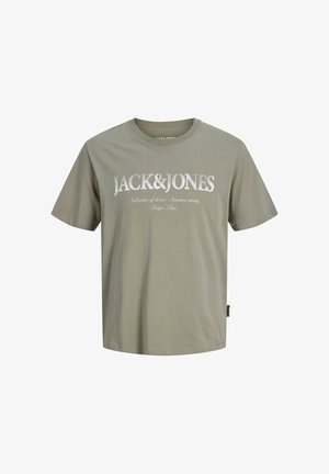 T-shirt vert olive clair à manches courtes et col rond avec l'inscription "JACK&JONES" et un texte cursif plus petit imprimés en blanc sur la poitrine.