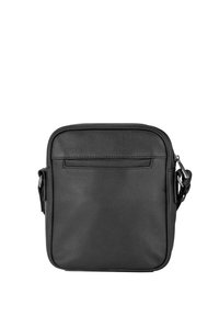 Czarna skórzana torba na ramię w kształcie prostokąta, z teksturowaną powierzchnią, zamykana na górze na zamek błyskawiczny, z przednią kieszenią. W komplecie regulowany pasek.