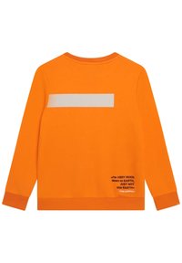 Sudadera naranja de manga larga, con un gráfico rectangular blanco en la parte trasera y texto en negro cerca del dobladillo. Hecha de una tela suave.