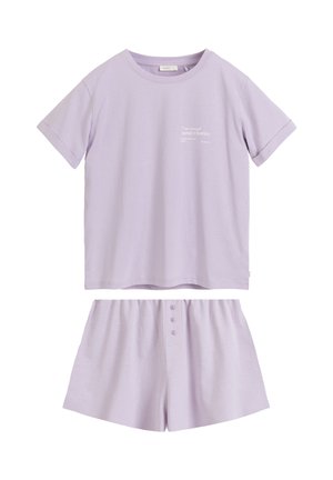 Lawendowa bluzka z krótkim rękawem i okrągłym dekoltem, z małym białym napisem na piersi, w zestawie z pasującymi szortami na elastycznej gumce z przodu zapinanymi na guziki.